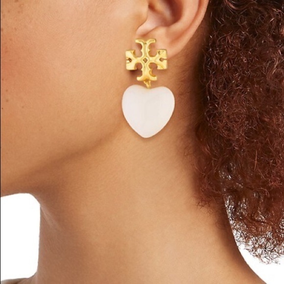 🆕 Tory Burch Roxanne Gold-Tone & Resin Heart Earrings In Ivory White - Picture 5 of 11